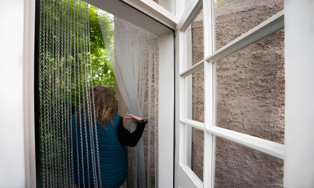How Chain Fly Screens for Doors Work, and their Benefits
